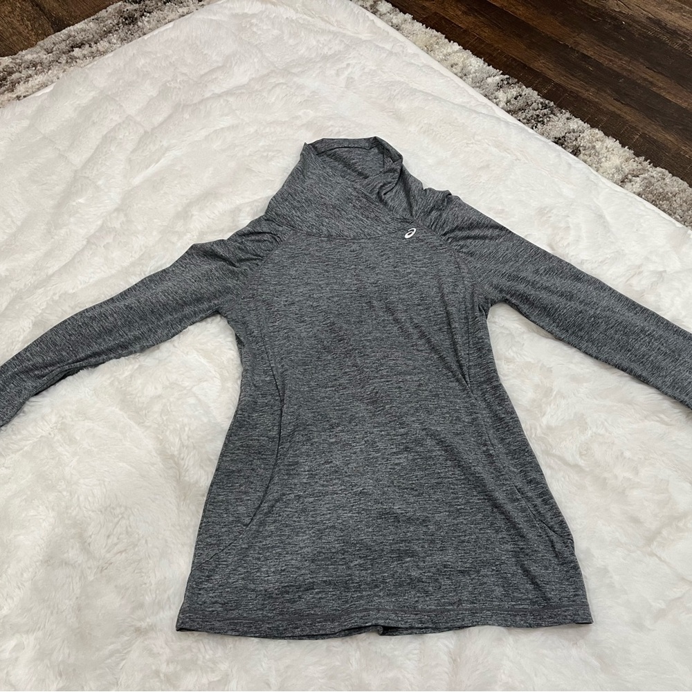 Womens ASICS Long Sleeve Run Shirt with Front Pockets
Size medium
Gray